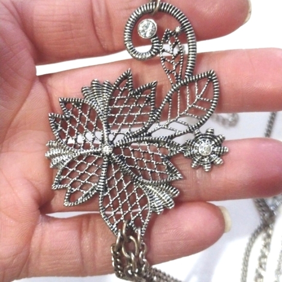 VINTAGE TRIPLE-STRAND SIDE METAL FLOWER CRYSTAL SILVER-TONE 24 -27" NECKLACE - Picture 3 of 10